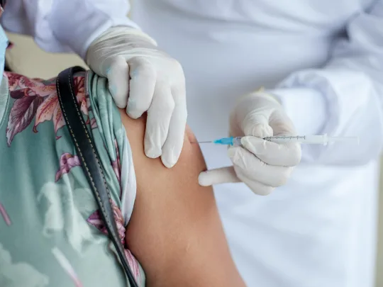 Vacunación en el brazo en el vacunatorio de Cedimed, Copiapó