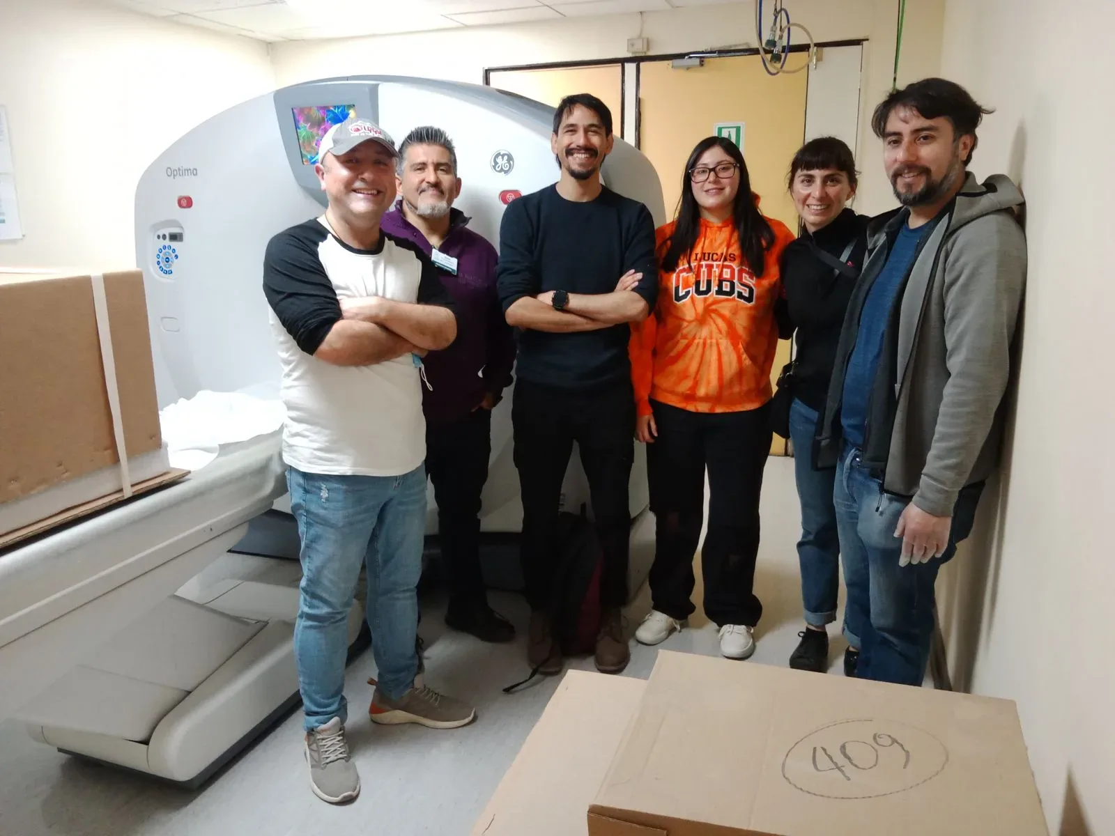 Equipo de investigación y profesionales de Cedimed junto al tomógrafo OPTIMA CT520 en la sede de Copiapó
