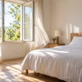 Dormitorio luminoso con ventana abierta, sin alfombras y con piso de madera