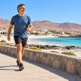 Hombre de unos 50 años camina a paso rápido por la costanera de Bahía Inglesa, en Atacama